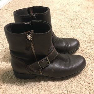 Clark’s brown faux leather ankle boots 8.5